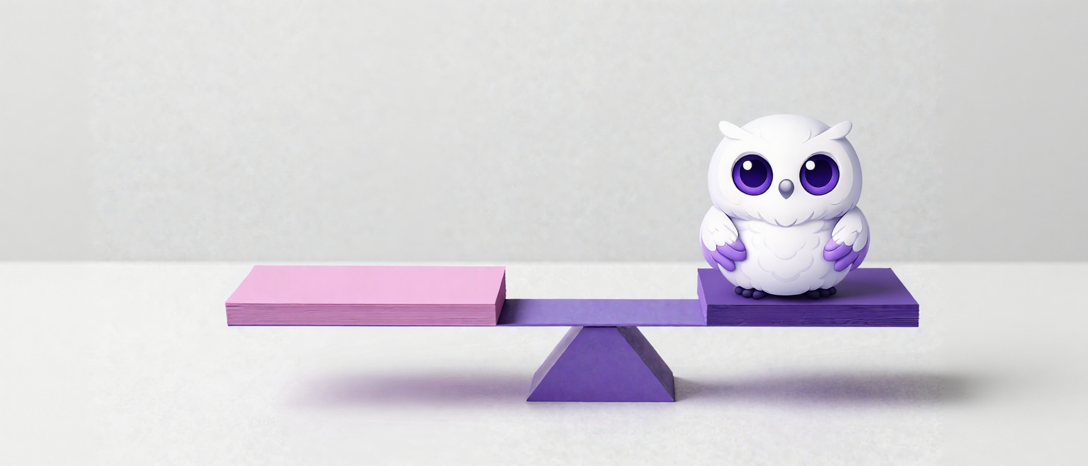 Весы с пустыми карточками как баланс эмоций и данных